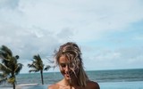 [ẢNH] Nữ cảnh sát quyến rũ nhất buộc phải lựa chọn đồng phục hay bikini